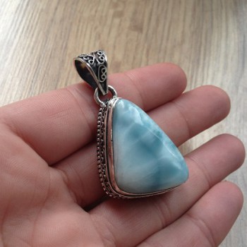 Zilveren hanger met grote Larimar in bewerkte setting